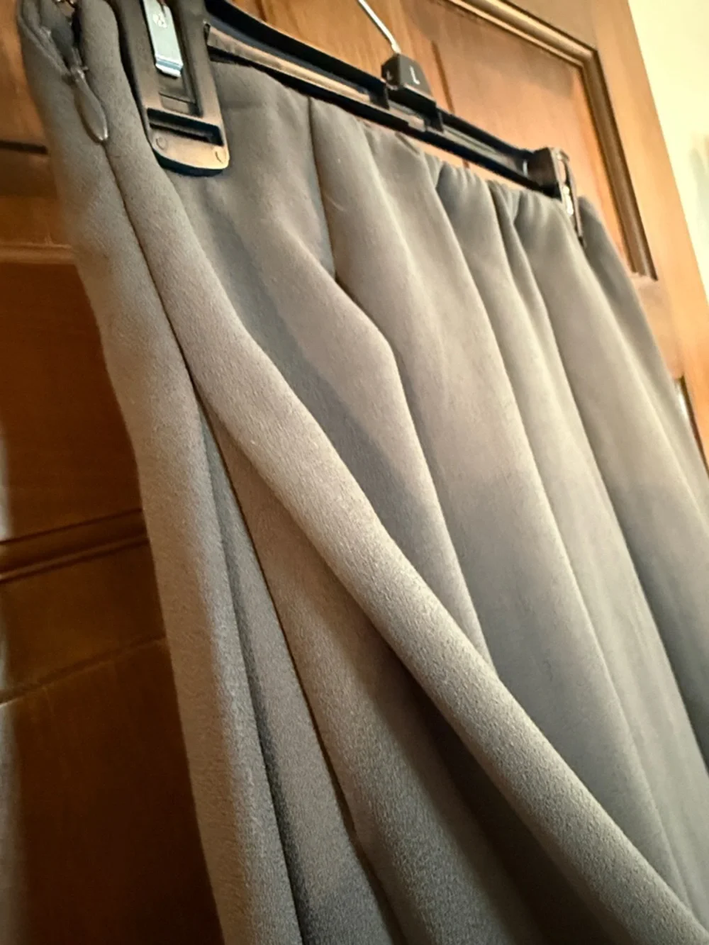 Uniqlo gray pleated skirt M with hidden pocket side seam elastic back, lined EUC